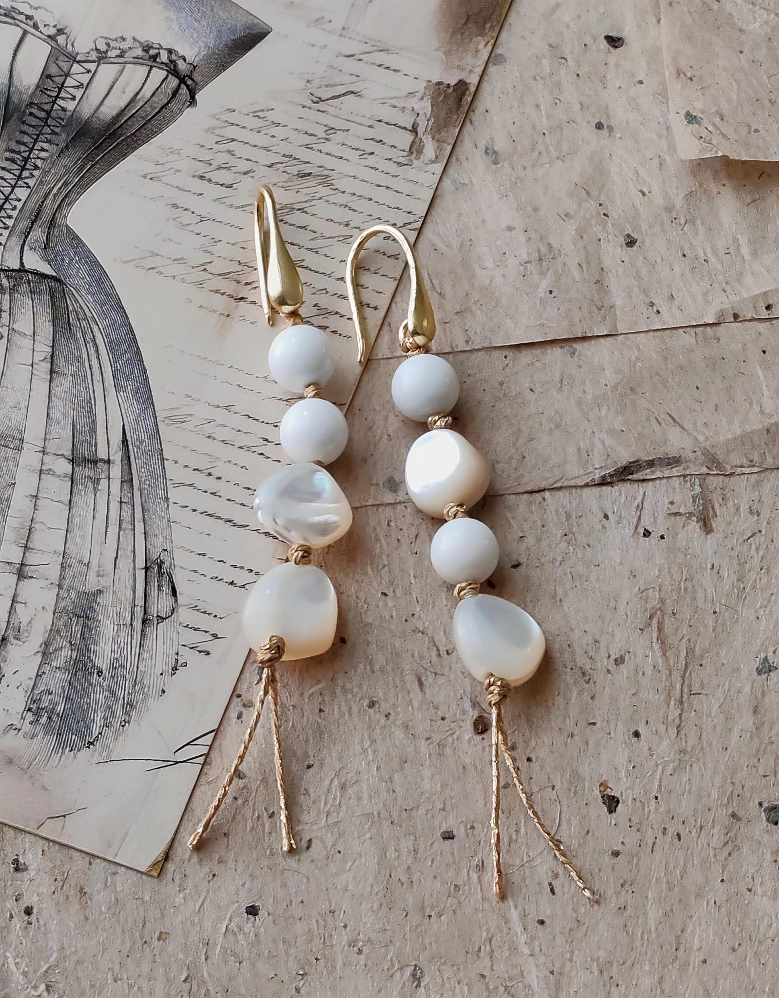 ALMOND LIGHT EARRINGS